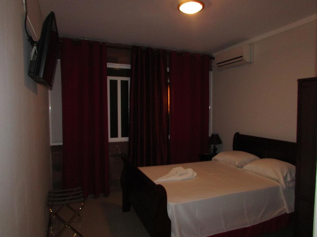Residencial Girassol, Lda Bed & Breakfast Сао Филипе Екстериор снимка